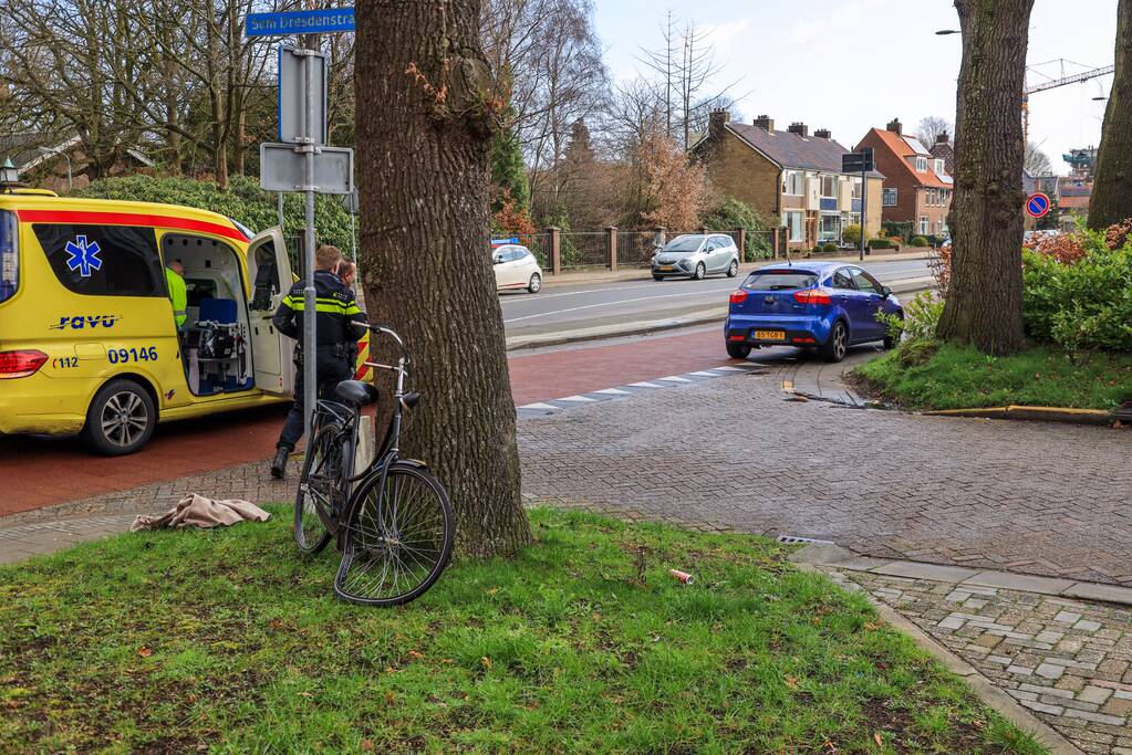 Fietsster gewond na botsing met auto