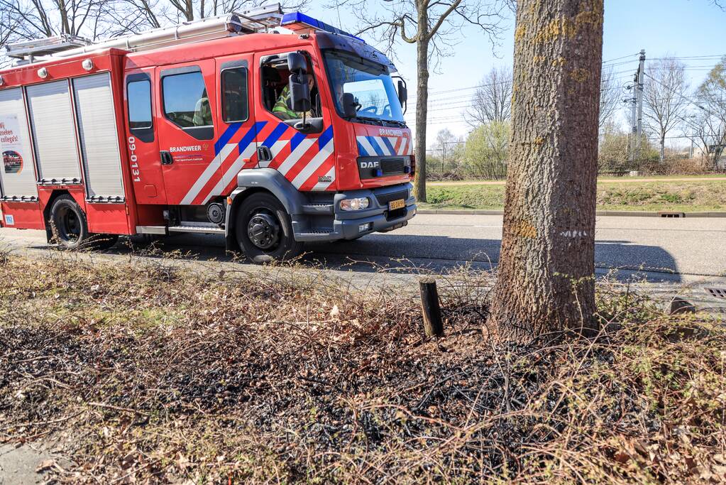 Medewerkers bedrijven blussen brand in berm, Databankweg