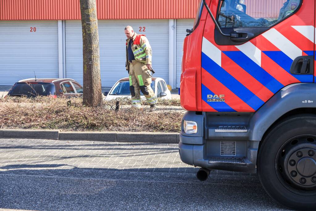 Medewerkers bedrijven blussen brand in berm, Databankweg