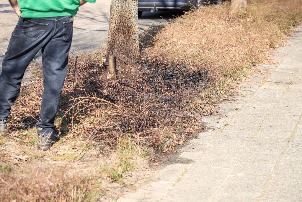 Medewerkers bedrijven blussen brand in berm, Databankweg