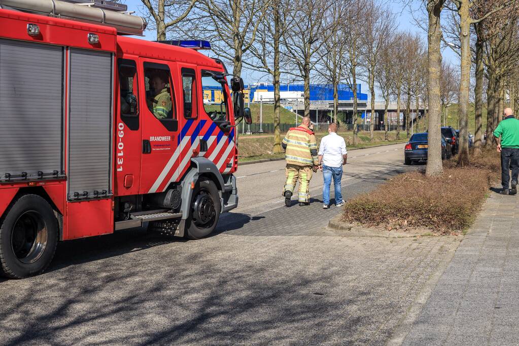 Medewerkers bedrijven blussen brand in berm, Databankweg