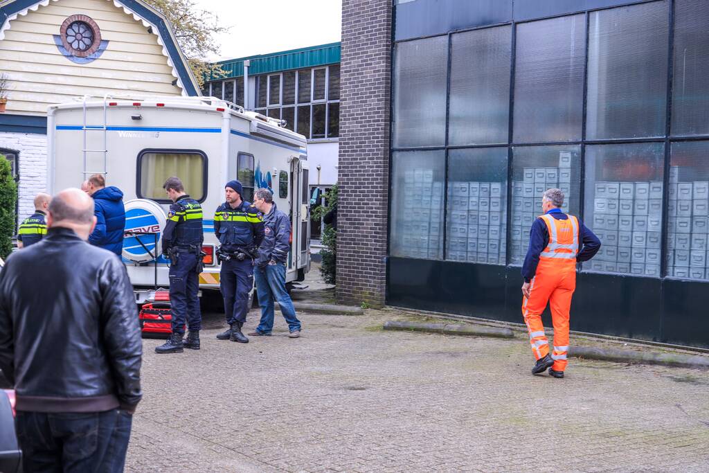 Arrestatie bij inval in woning; meerdere voertuigen in beslag genomen