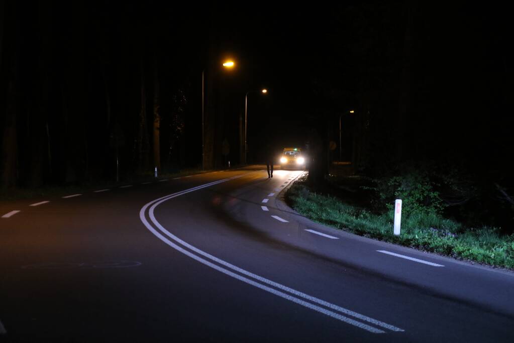 Motor van auto geklapt, oliespoor op de weg