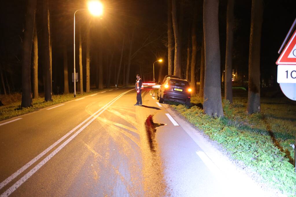 Motor van auto geklapt, oliespoor op de weg