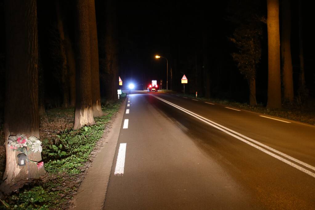 Motor van auto geklapt, oliespoor op de weg