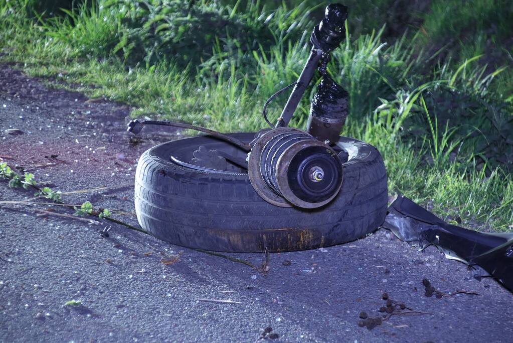 Auto beland op zijn dak na botsing met boom