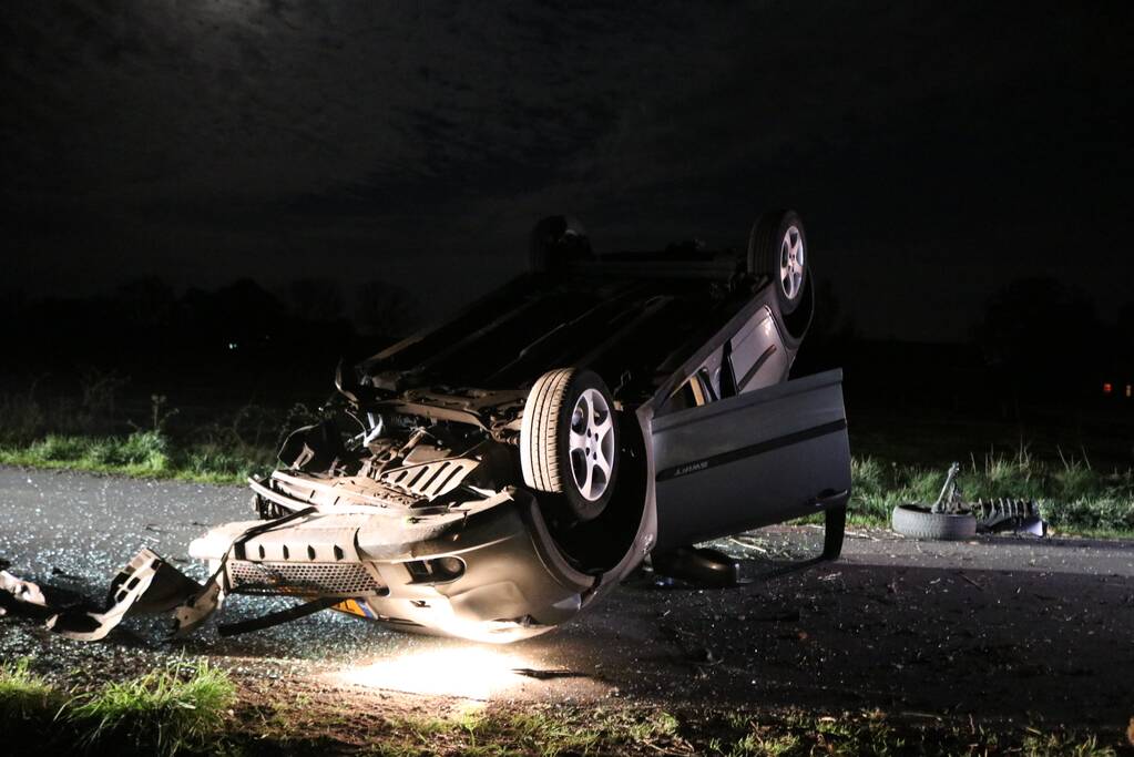 Auto beland op zijn dak na botsing met boom