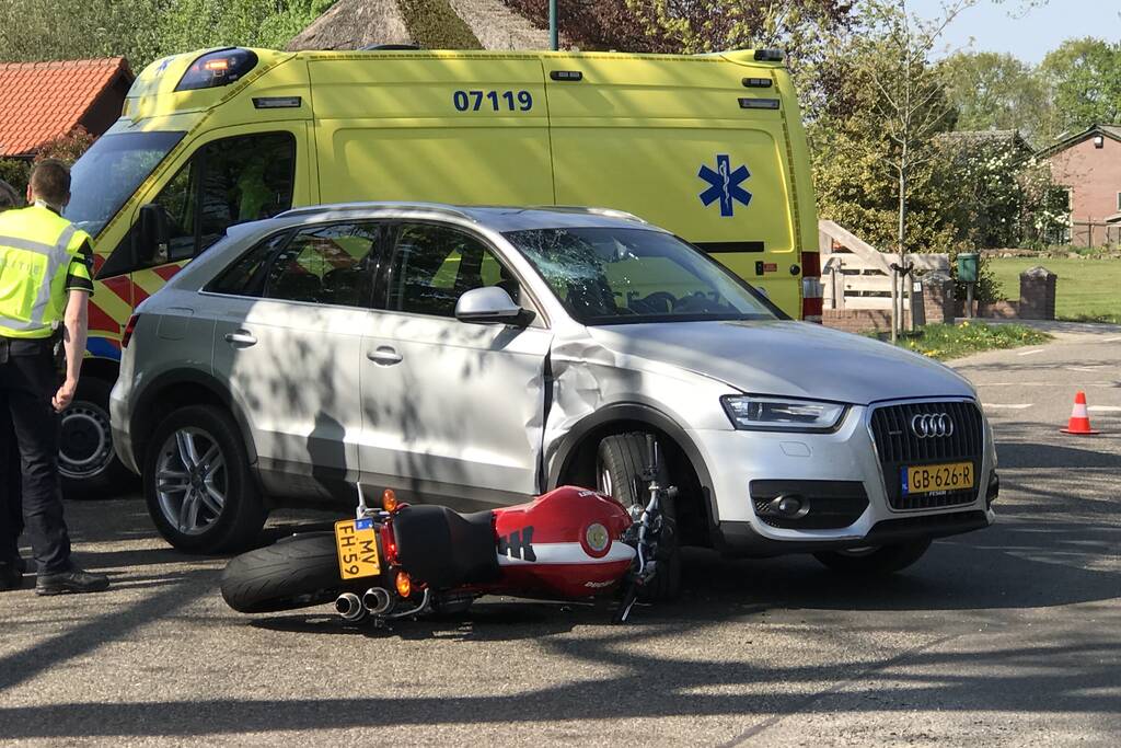 Twee gewonden bij aanrijding