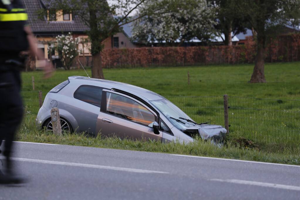 Auto's belanden in greppel na botsing