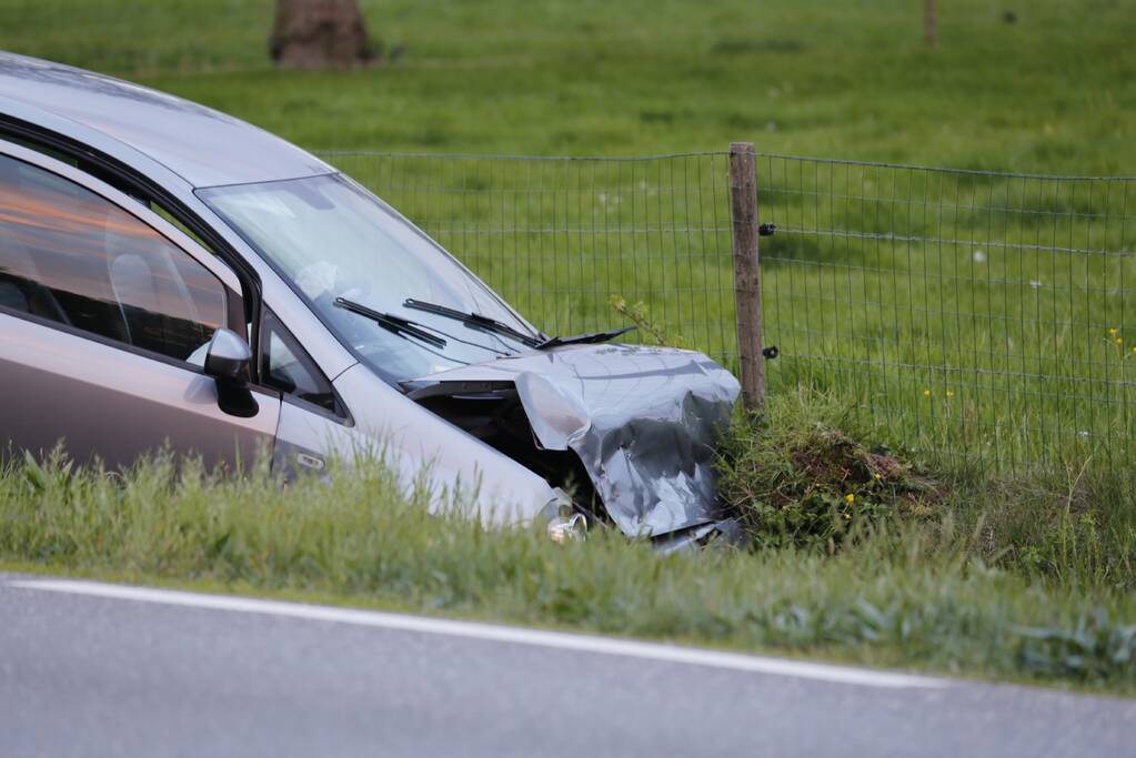 Auto's belanden in greppel na botsing