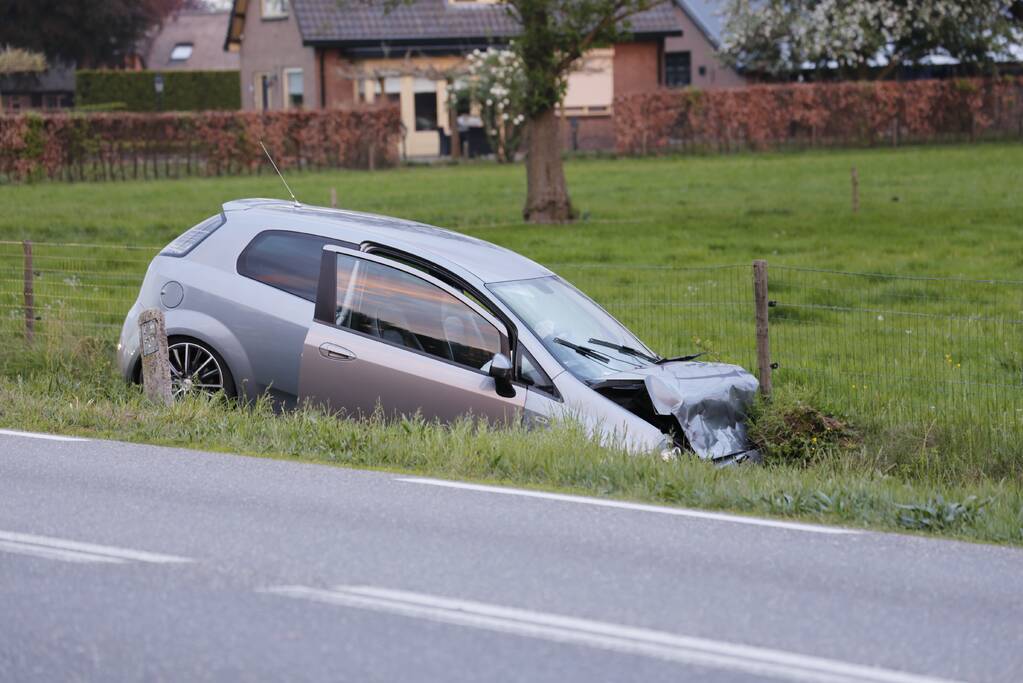 Auto's belanden in greppel na botsing