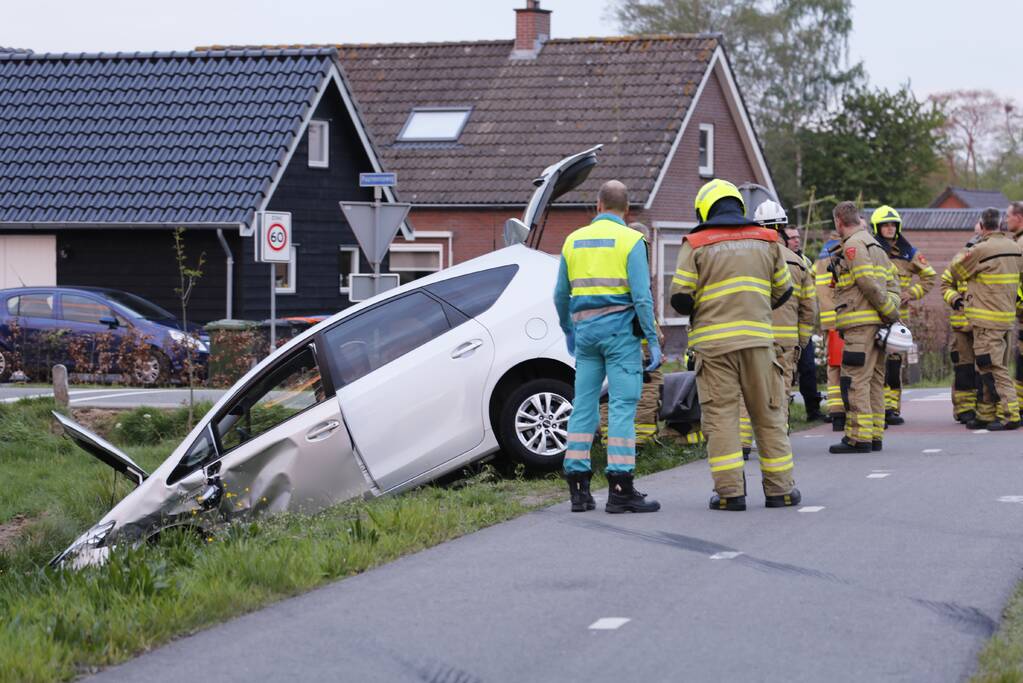 Auto's belanden in greppel na botsing