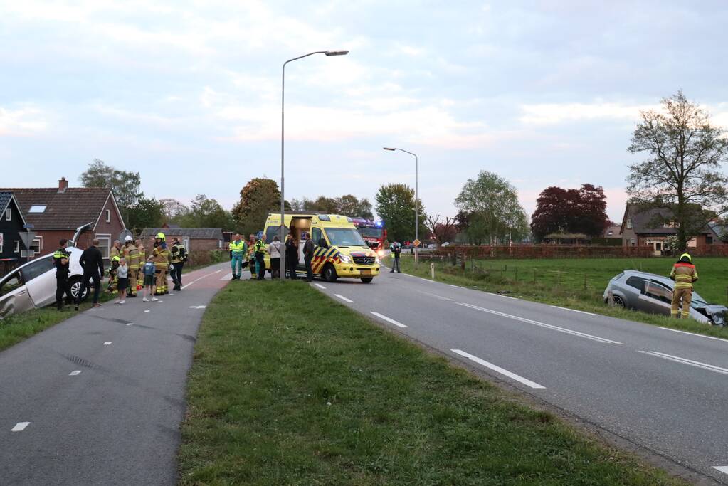 Auto's belanden in greppel na botsing