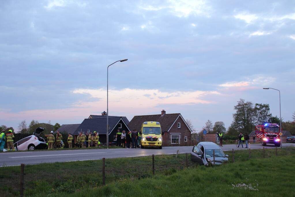 Auto's belanden in greppel na botsing