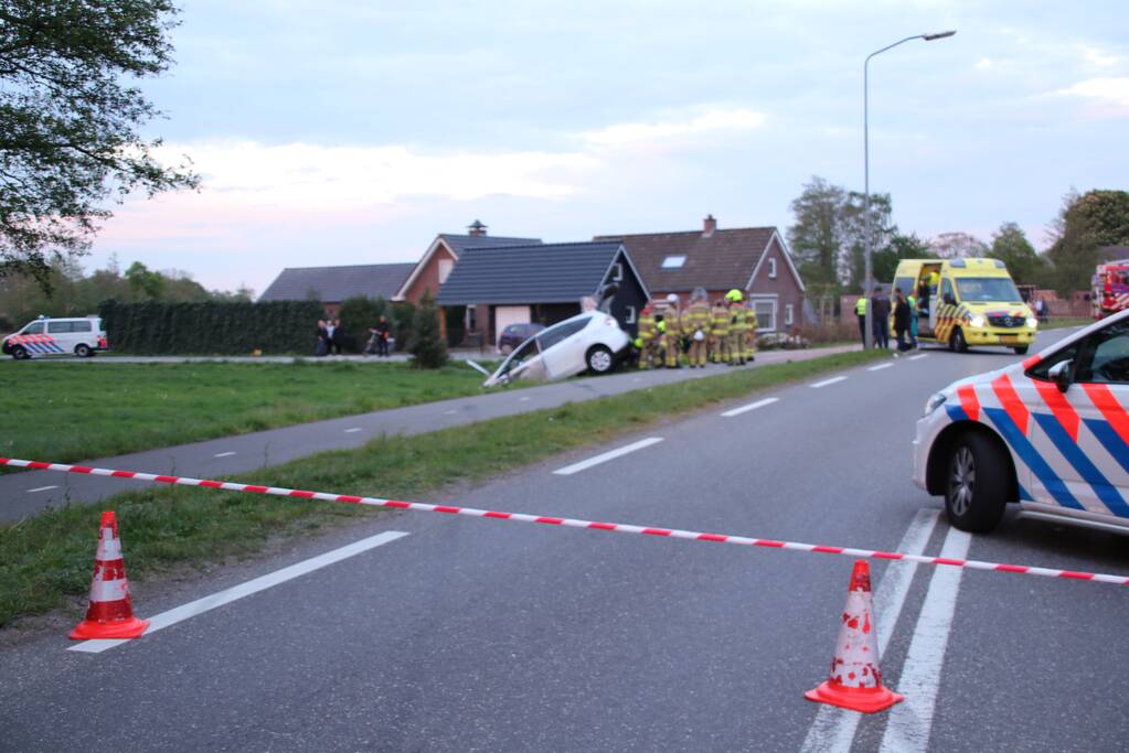 Auto's belanden in greppel na botsing