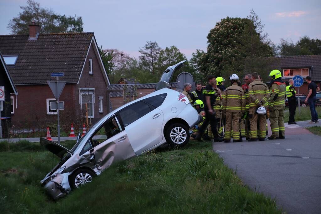 Auto's belanden in greppel na botsing