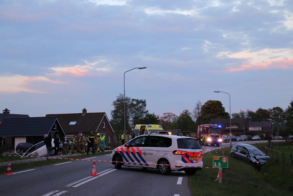 Auto's belanden in greppel na botsing