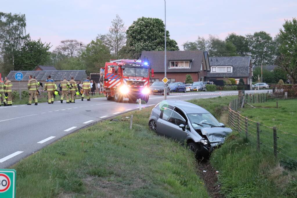 Auto's belanden in greppel na botsing