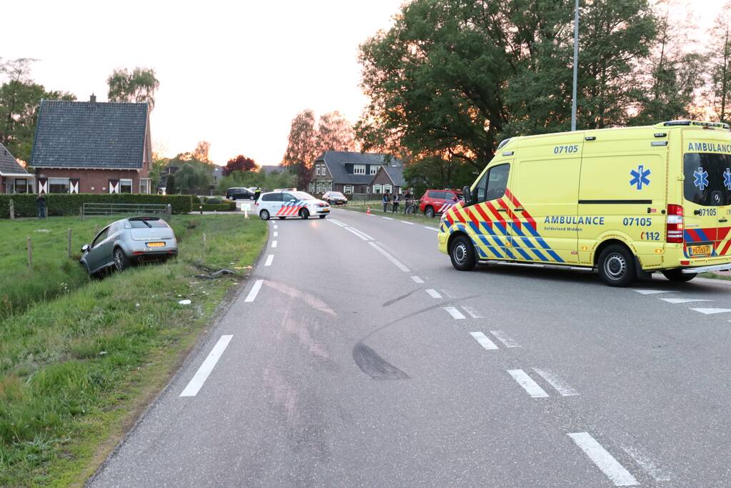 Auto's belanden in greppel na botsing