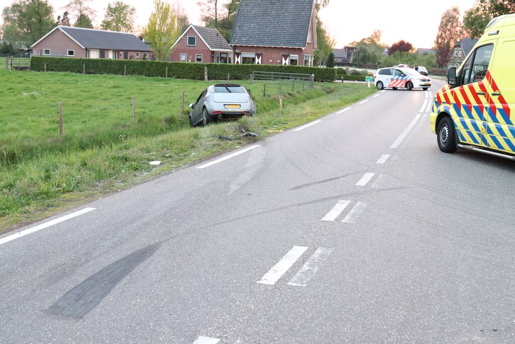 Auto's belanden in greppel na botsing