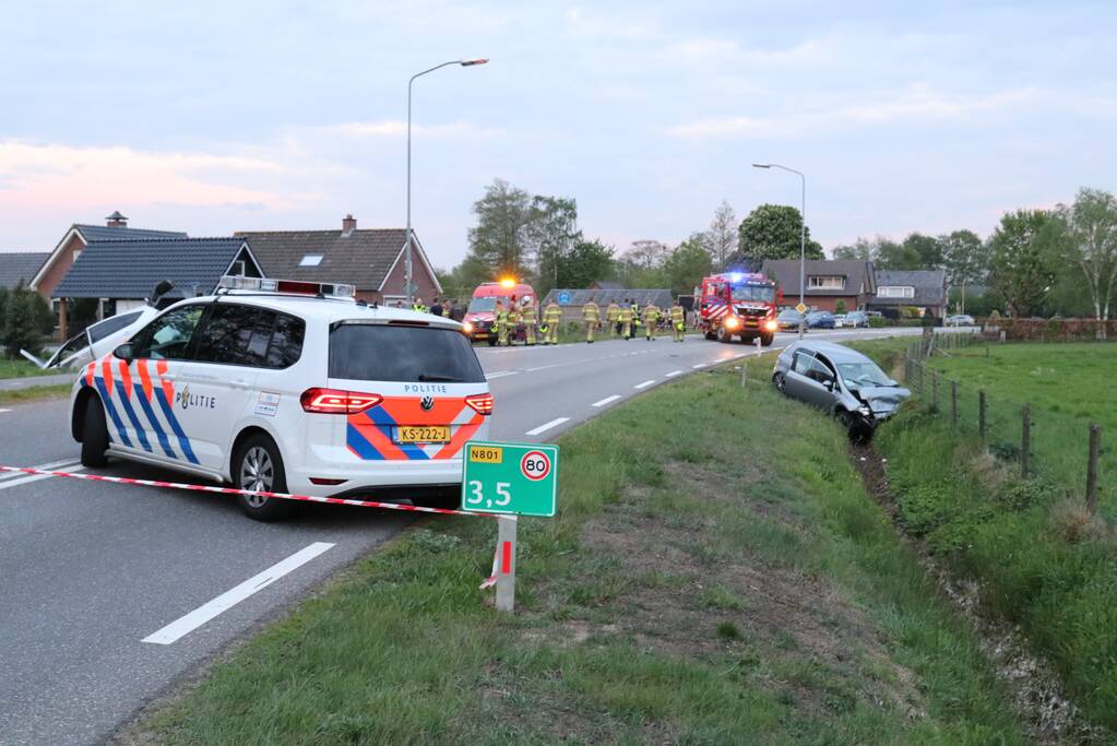 Auto's belanden in greppel na botsing