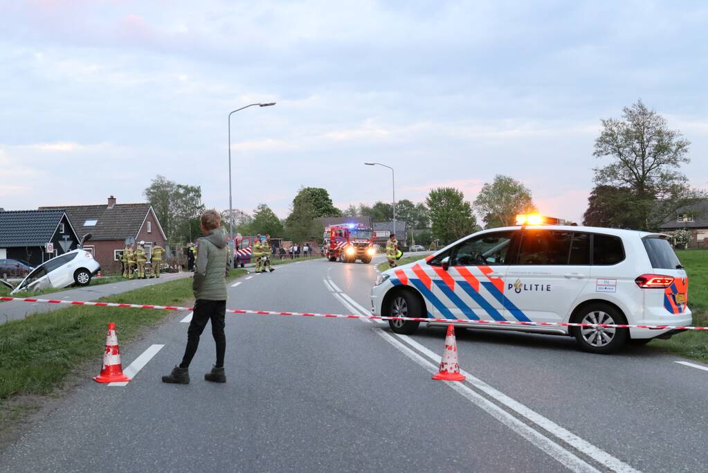 Auto's belanden in greppel na botsing