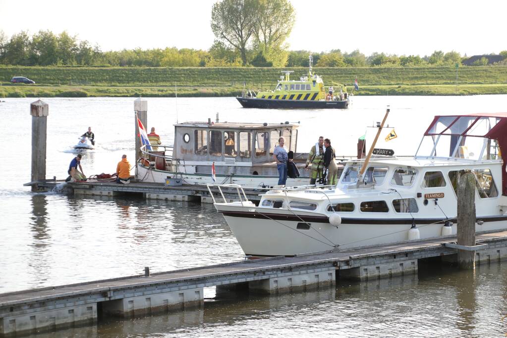 Boot zinkt, brandweer schiet te hulp