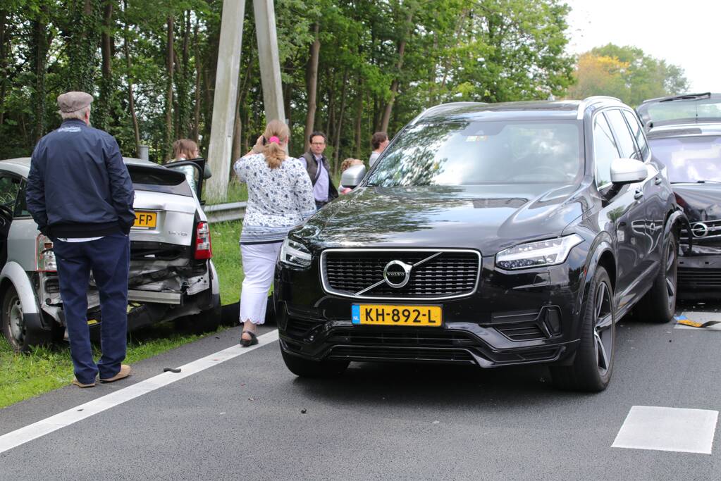 Drie voertuigen botsen, A1