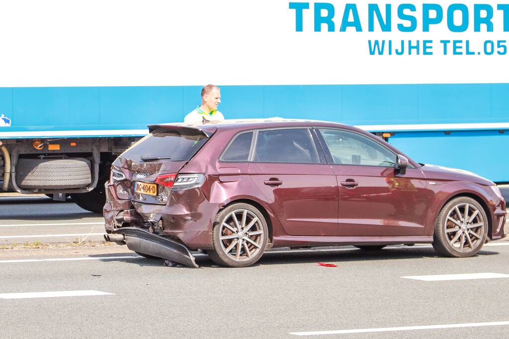 Bestelbus boort zich in voorganger