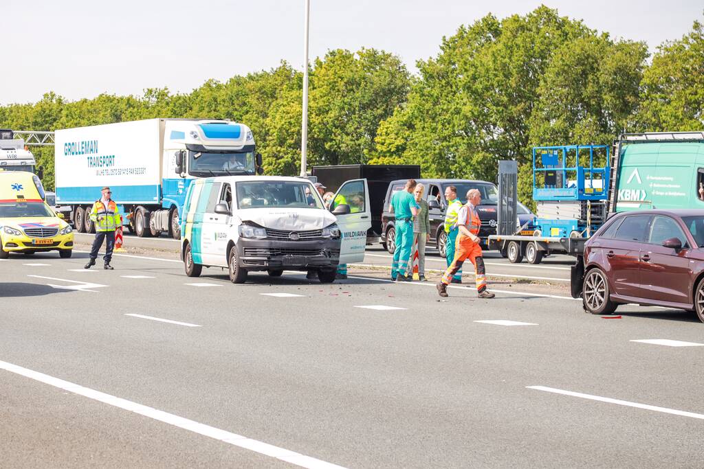 Bestelbus boort zich in voorganger