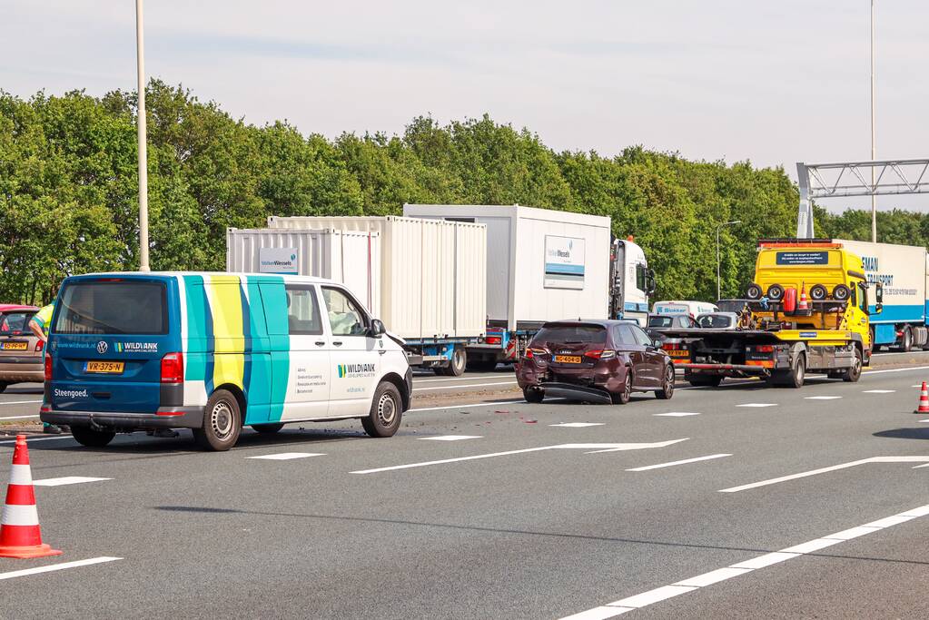 Bestelbus boort zich in voorganger