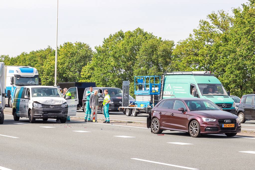 Bestelbus boort zich in voorganger