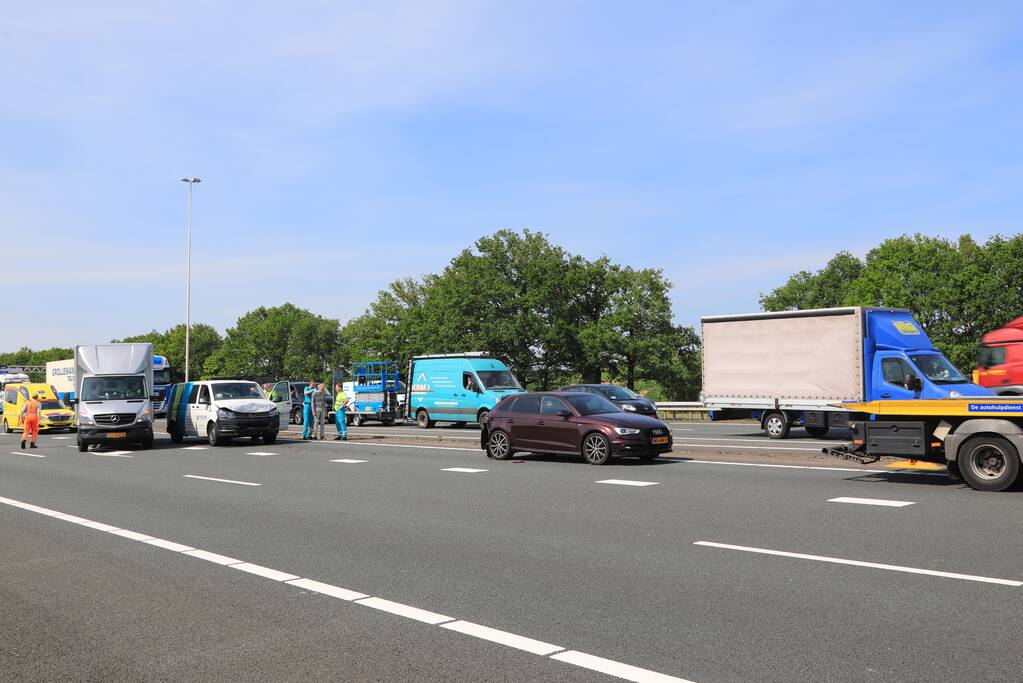 Bestelbus boort zich in voorganger