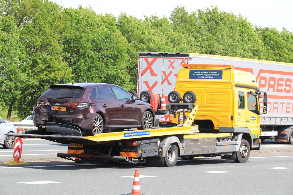 Bestelbus boort zich in voorganger