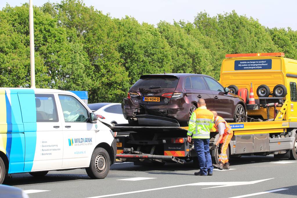 Bestelbus boort zich in voorganger