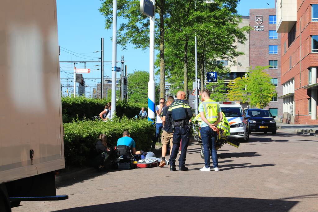 Fietsster botst op bestelbus