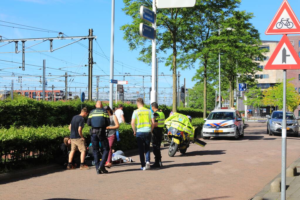 Fietsster botst op bestelbus