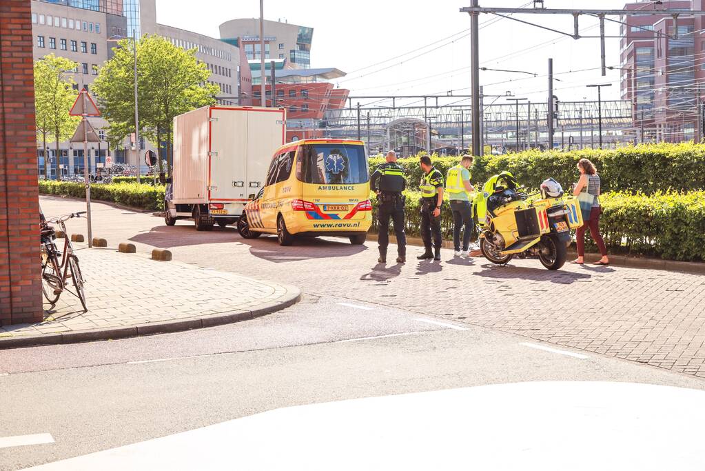 Fietsster botst op bestelbus