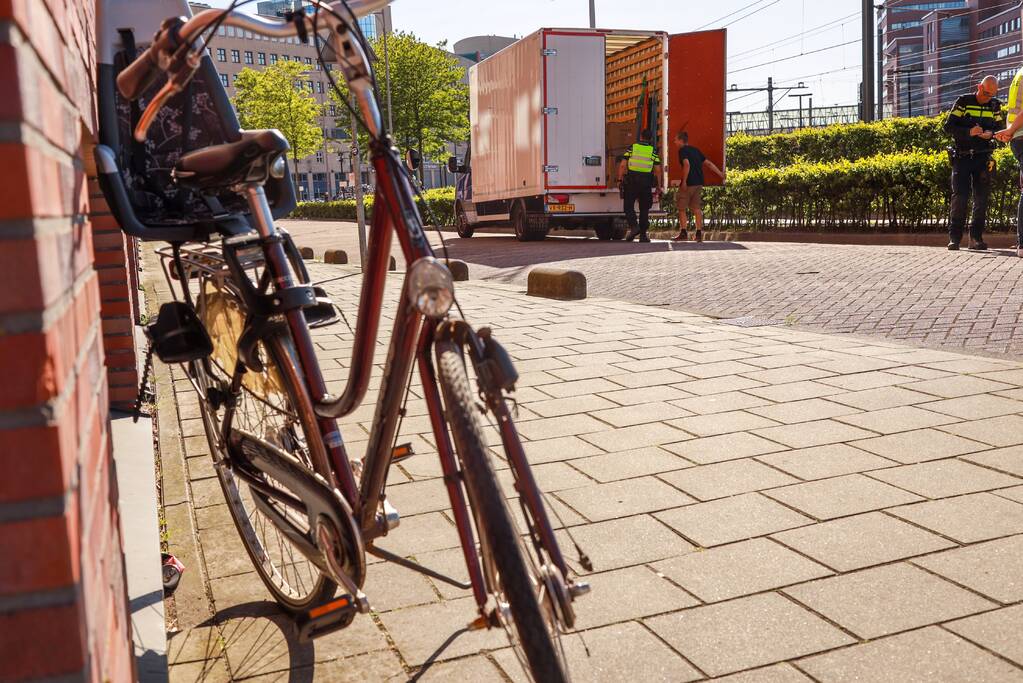 Fietsster botst op bestelbus