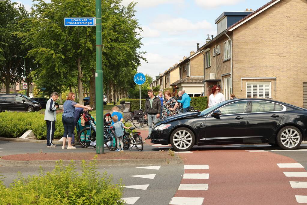 Overstekende e-bikester aangereden