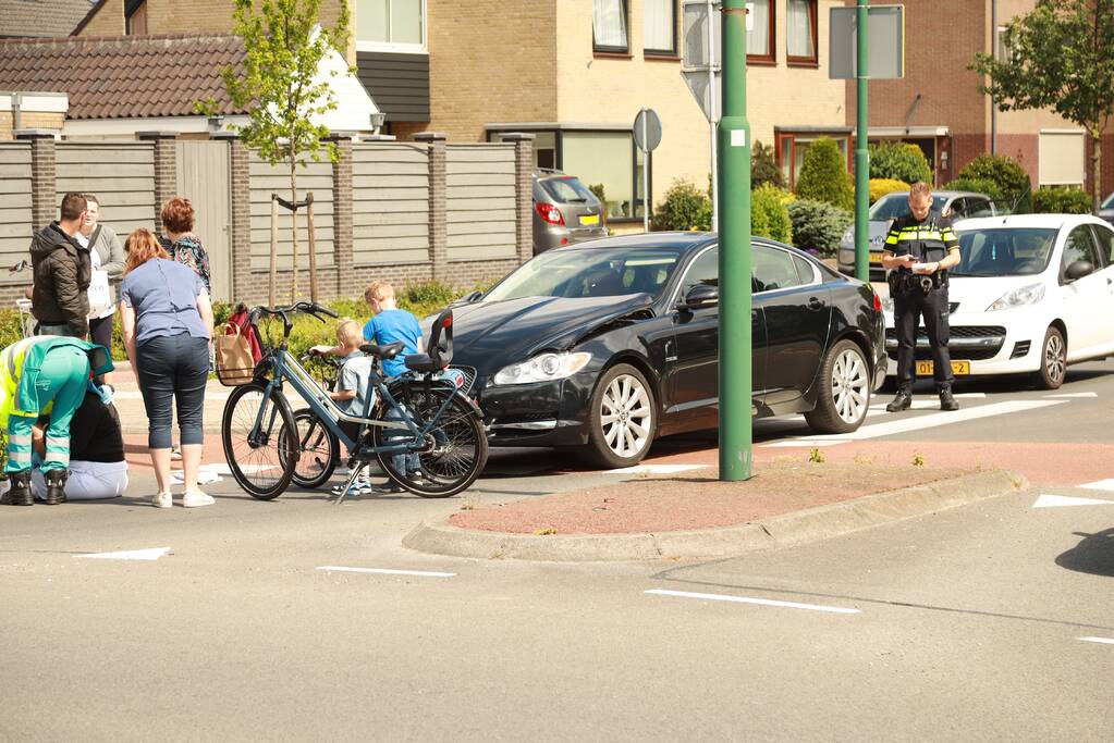 Overstekende e-bikester aangereden