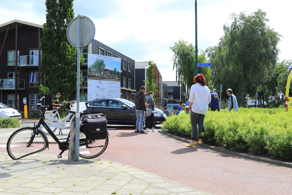 Overstekende e-bikester aangereden