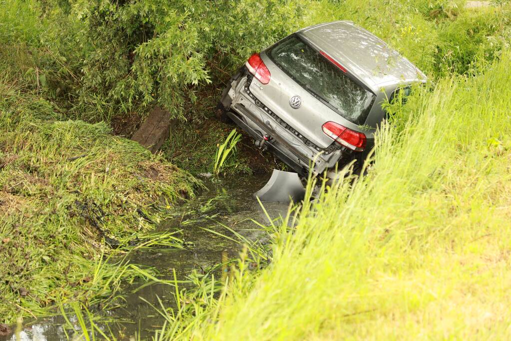 Auto vliegt uit bocht en belandt in sloot