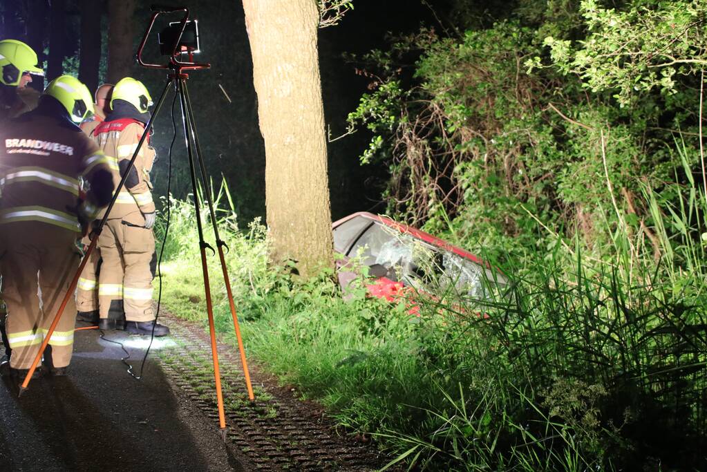 Gewonde bestuurder vlucht na crash