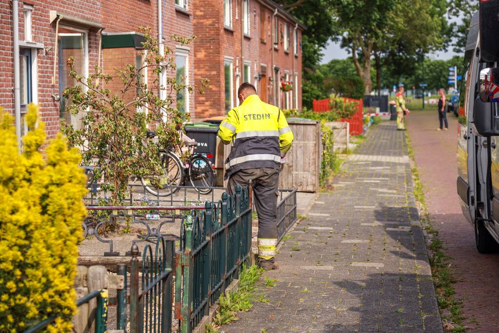 Bewoner doorboord gasleiding met hekwerk