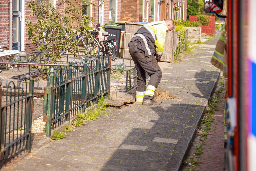 Bewoner doorboord gasleiding met hekwerk