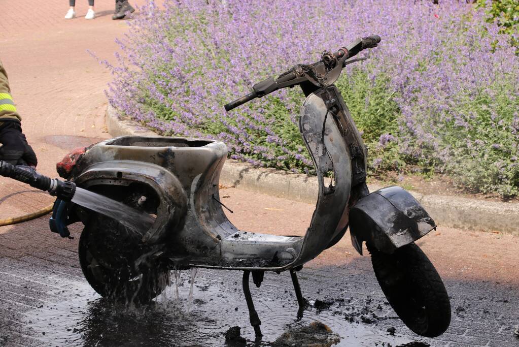 Scooter gaat in vlammen op