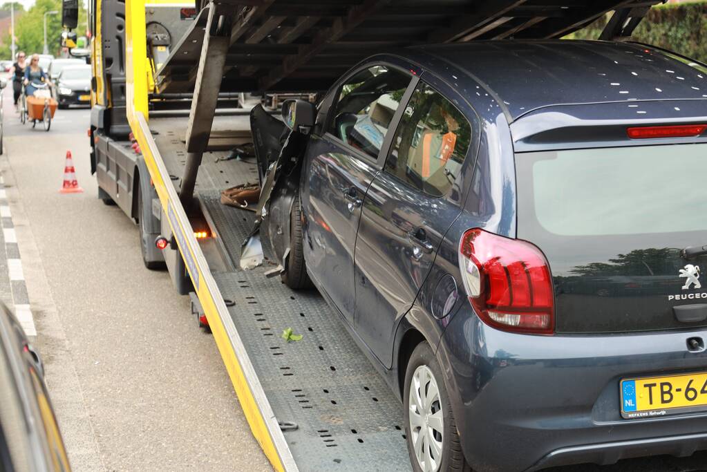 Motorrijder botst tegen auto bij inhaalmanoeuvre