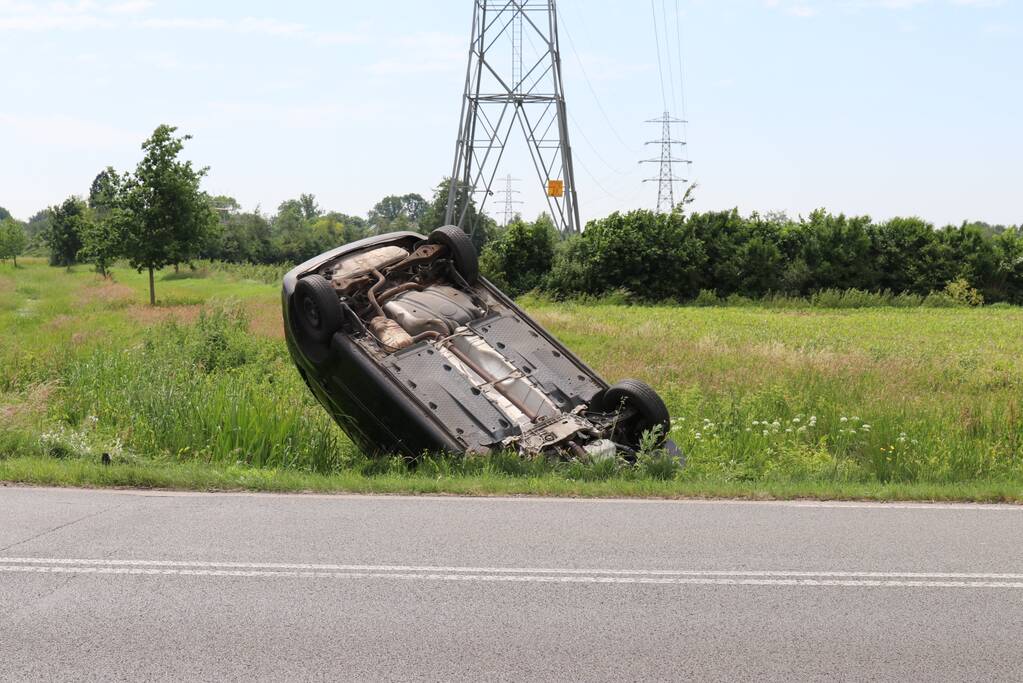 Auto belandt op de kop in sloot