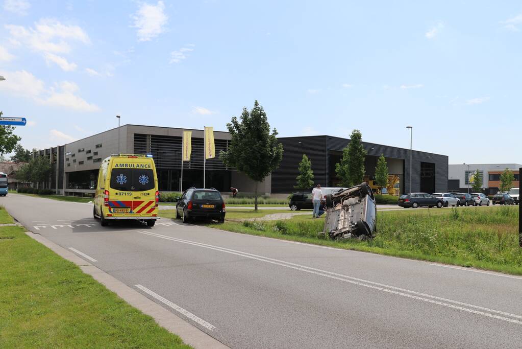 Auto belandt op de kop in sloot